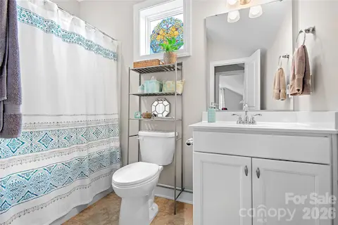 Upstairs Bathroom With Shower/Tub