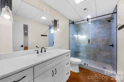 Basement-full bathroom