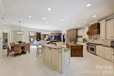 Kitchen/ breakfast table