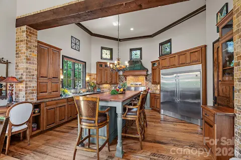 Great chef's kitchen, perfect for entertaining.
