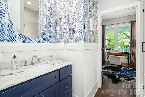Full bath/powder room