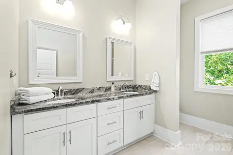 Hall bath with tub/shower