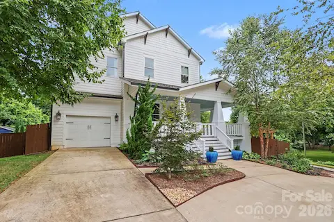 Front of home e with one car garage and circular driveway
