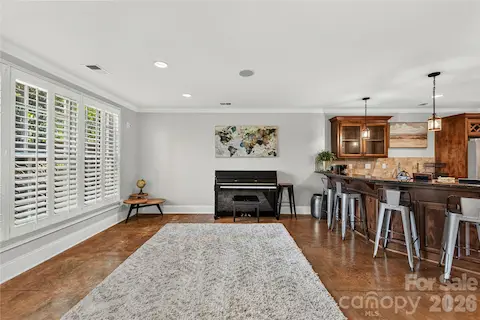 Full kitchen