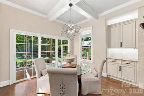 Eat-in Kitchen