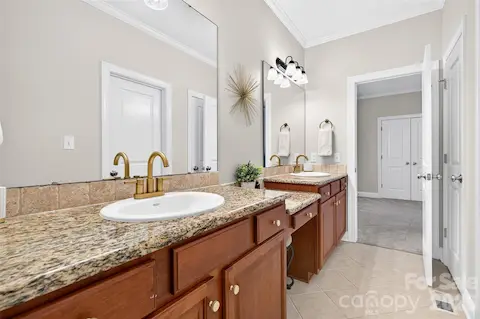 Jack and Jill Full Bath Main Level