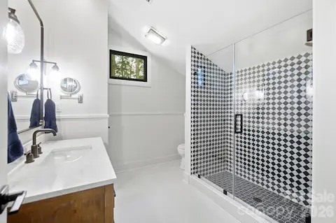 Second of two second level full baths
