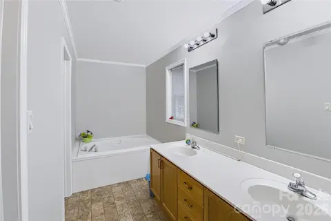 Primary en-suite bath