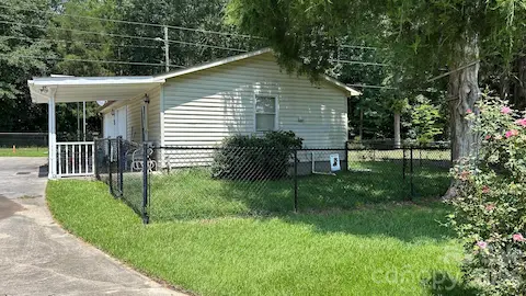 INLAW QUARTERS WITH FENCED DOG AREA ON SIDE