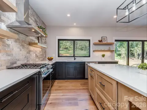 Kitchen - 2 tone cabinetry