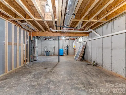 Unfinished basement - room to grow
