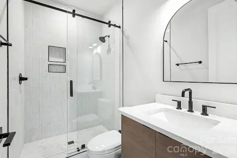 Secondary bedroom - en-suite bathroom