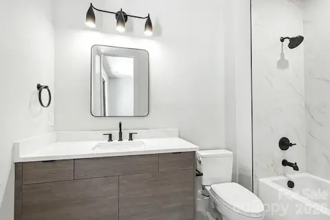 Secondary bedroom - en-suite bathroom