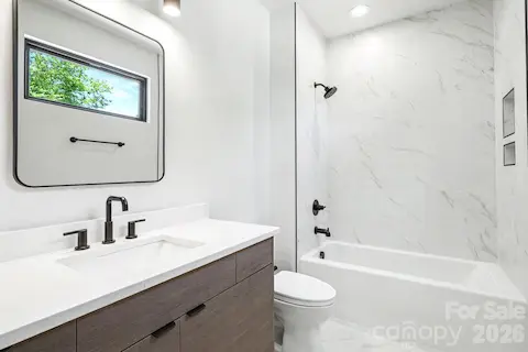 Secondary bedroom - en-suite bathroom