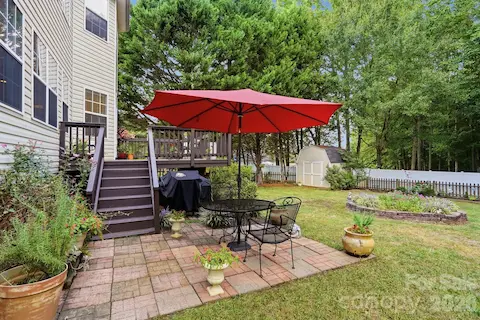 Paver patio w/ landscaping