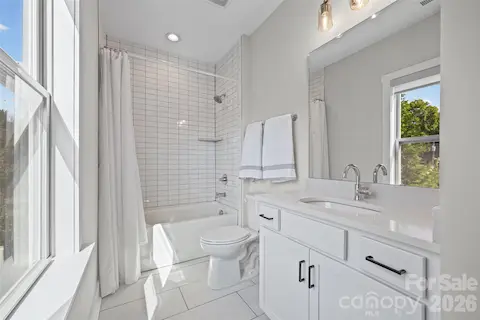 En suite bathroom to bedroom #4