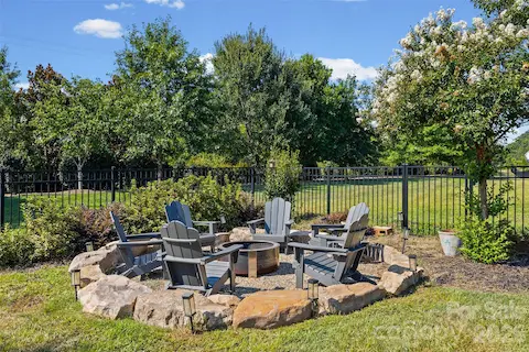 Outdoor fire pit