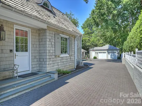 Side entrance for maximum flexibility