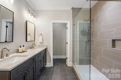 Primary En-Suite Bathroom