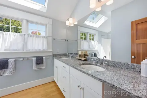 Upstairs full bath