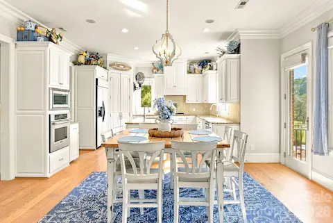 Kitchen dine-in area