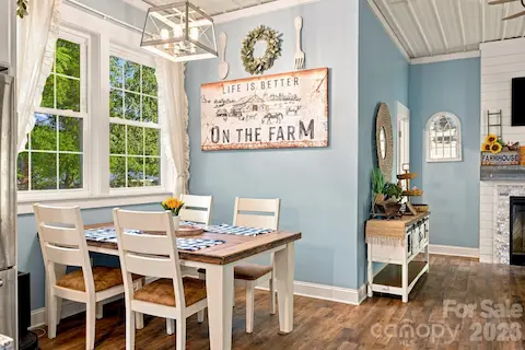 Guest cottage dining area