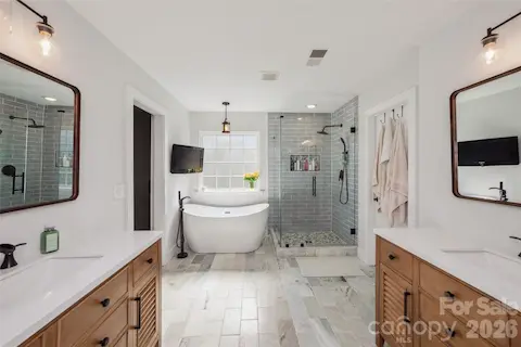Primary En Suite Bathroom