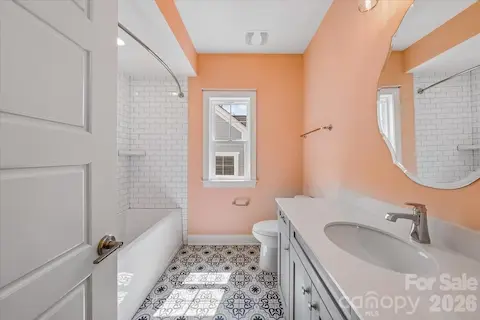 Secondary Bedroom w/ Ensuite Bathroom
