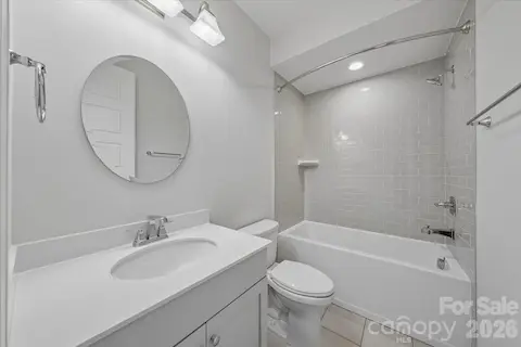 Secondary Bedroom w/ Ensuite Bathroom