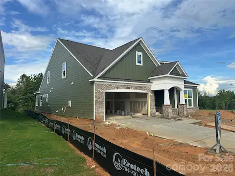 Homesite 356 features a Fenwick D floorplan