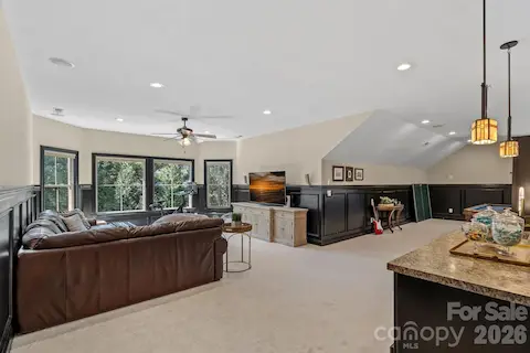 Huge 3rd floor Bonus Space