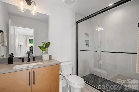 Full bathroom w/ walk-in shower