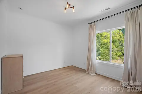 Third Bedroom w/ en-suite bathroom and walk-in closet