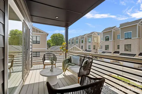 Covered balcony off kitchen/dining area
