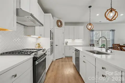 Gas range, oven, farmer's sink, corner pantry (walk in)
