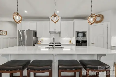 open spacious kitchen, a pleasure to entertain!