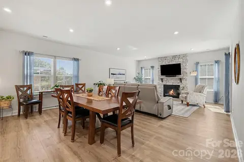Dining area, plenty of space