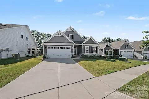 Huge driveway, plenty of parking