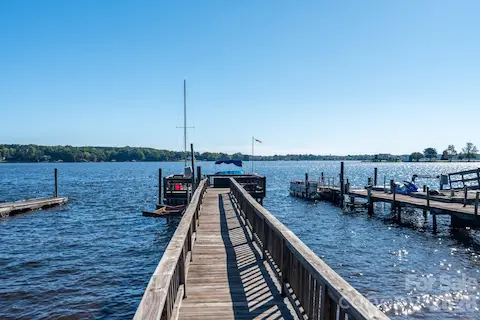 Sitting area and floating platform with boatslip